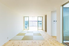 室内のドアや外に出られる大きな窓を天井の高さと揃えた部屋