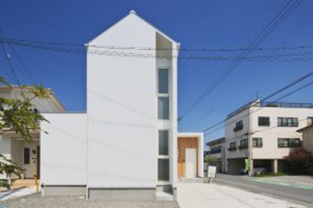 最も日当たりが良いとされている東南角地の土地に建つ家