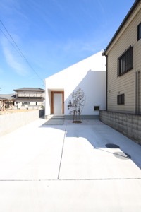旗竿（はたざお）と言われているいびつな形をした変形地に建つ家