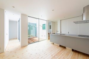 天井と同じ高さの窓が使われたLDK