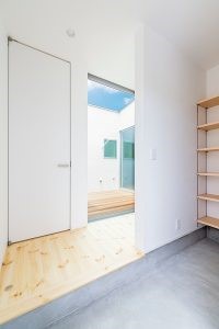 光が差し込む玄関