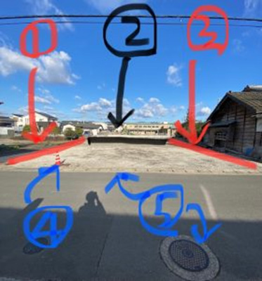 昔ながらの家に囲まれた土地